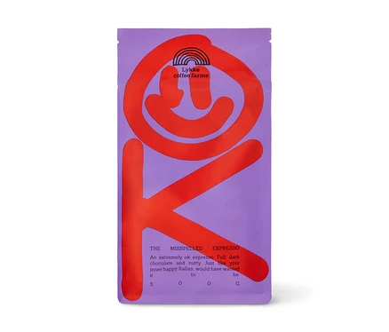 Lila Kaffeepackung Lykke OK CIAO Espresso 500 g Ganze Bohne, bedruckt mit einem großen roten OK-Grafikdesign und einem Regenbogen-Logo.