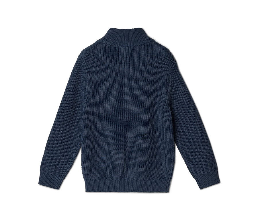 Rückansicht eines dunkelblauen, gerippten Strickpullovers mit Stehkragen und langen Ärmeln.