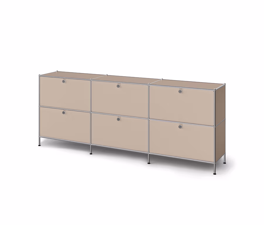 Ein langes, beiges Modulschrank mit Chromrahmen, bestehend aus sechs Fächern in zwei Reihen. Jedes Fach hat eine Tür mit rundem silbernem Griff, und der Schrank steht auf kurzen Chrombeinen.