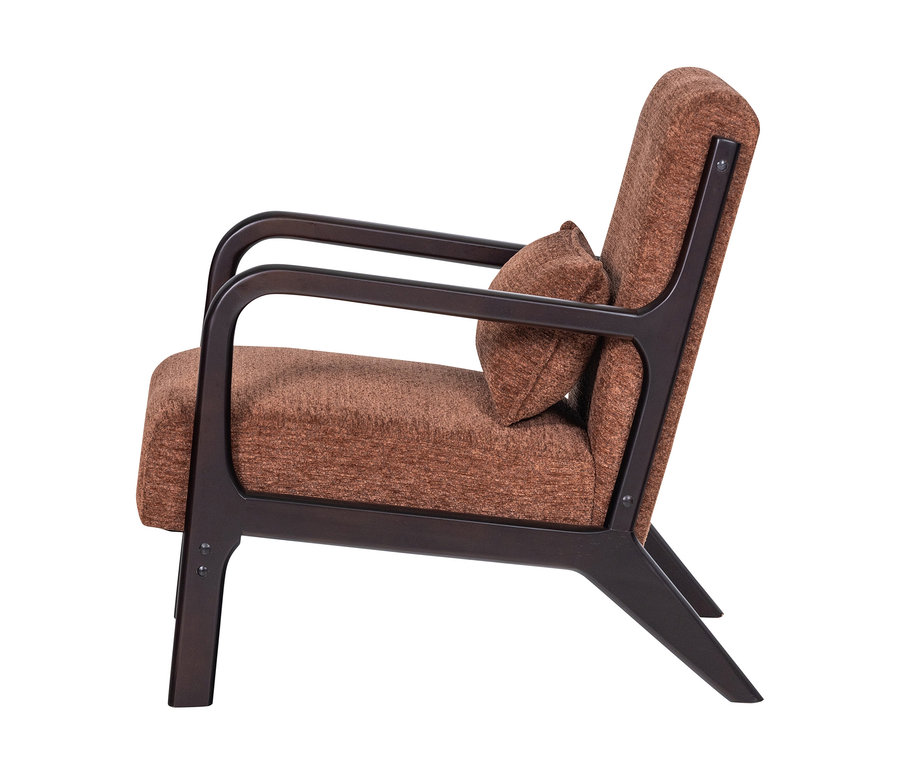 Brauner Sessel mit dunklem Holzrahmen und passendem Lendenkissen, von der Seite gesehen.