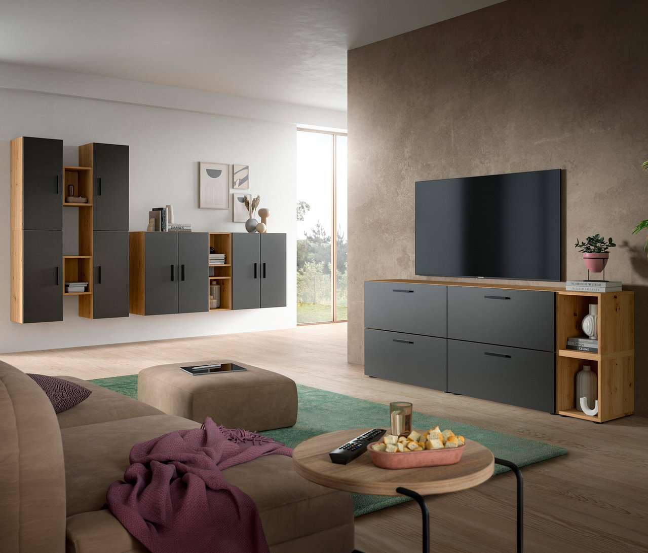 Modernes Wohnzimmer mit einer grauen xonox Wohnkombination »The One« aus Hängeschränken und einem TV-Möbel mit Holzdetails. Ein beiges Sofa, ein Hocker und ein Couchtisch stehen auf einem grünen Teppich.