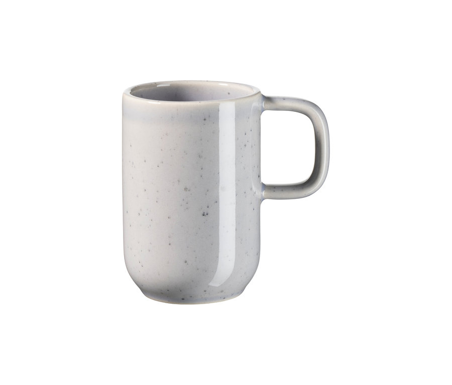 Helle, gesprenkelte Keramiktasse mit C-förmigem Henkel aus dem Mäser Frühstücks-Set Candy.