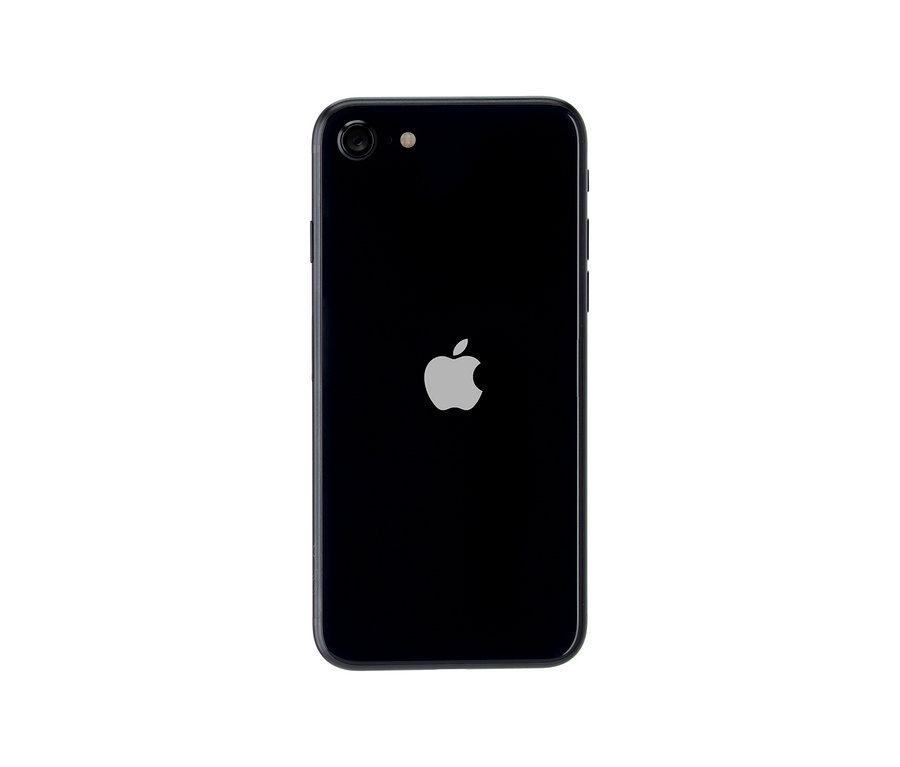 Detailansicht der Rückseite eines schwarzen Apple iPhone SE 2022 mit dem Apple-Logo in der Mitte.
