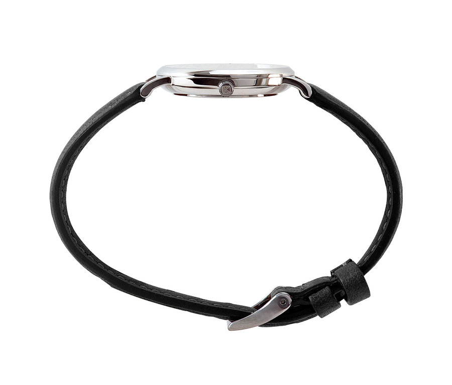 Seitenansicht einer silberfarbenen Uhr mit rundem Gehäuse und schwarzem Lederarmband, mit silberner Schnalle und Krone mit 'K'-Logo.
