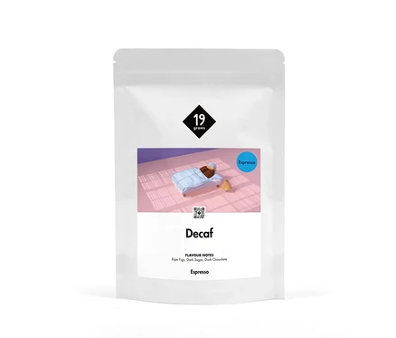 Weiße Verpackung von 19 Gramm Decaf Espresso mit einer Illustration eines Bettes und dem Text "Espresso".