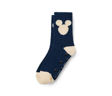 Detailaufnahme einer marineblauen Socke mit Mickey Mouse Motiv und Anti-Rutsch-Sohle.