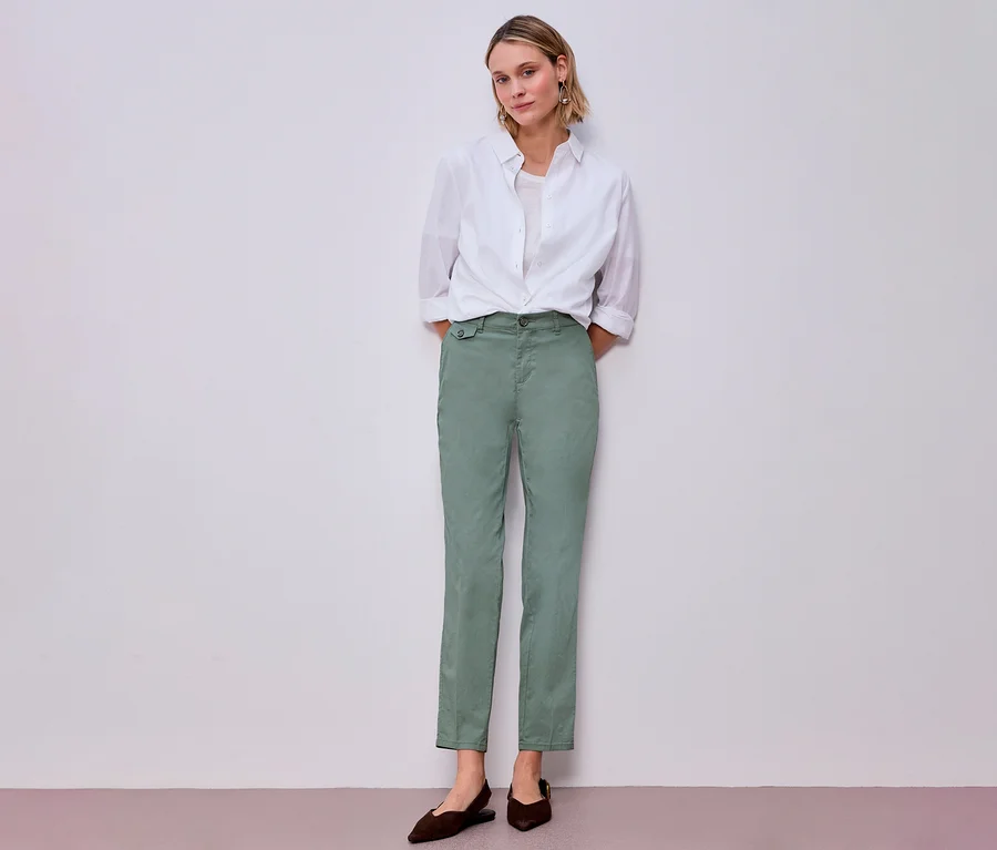 Frau in weißem Hemd und Street One Chino in Mint. Dazu trägt sie braune Schuhe.
