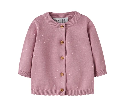 Rosa gestrickte Baby-Strickjacke mit weißen Punkten, Rundhalsausschnitt und langen Ärmeln. Sie hat fünf hellbraune, blumig geschnitzte Knöpfe und einen gerippten Saum mit Wellenkante. Ein "name it"-Markenetikett ist sichtbar.