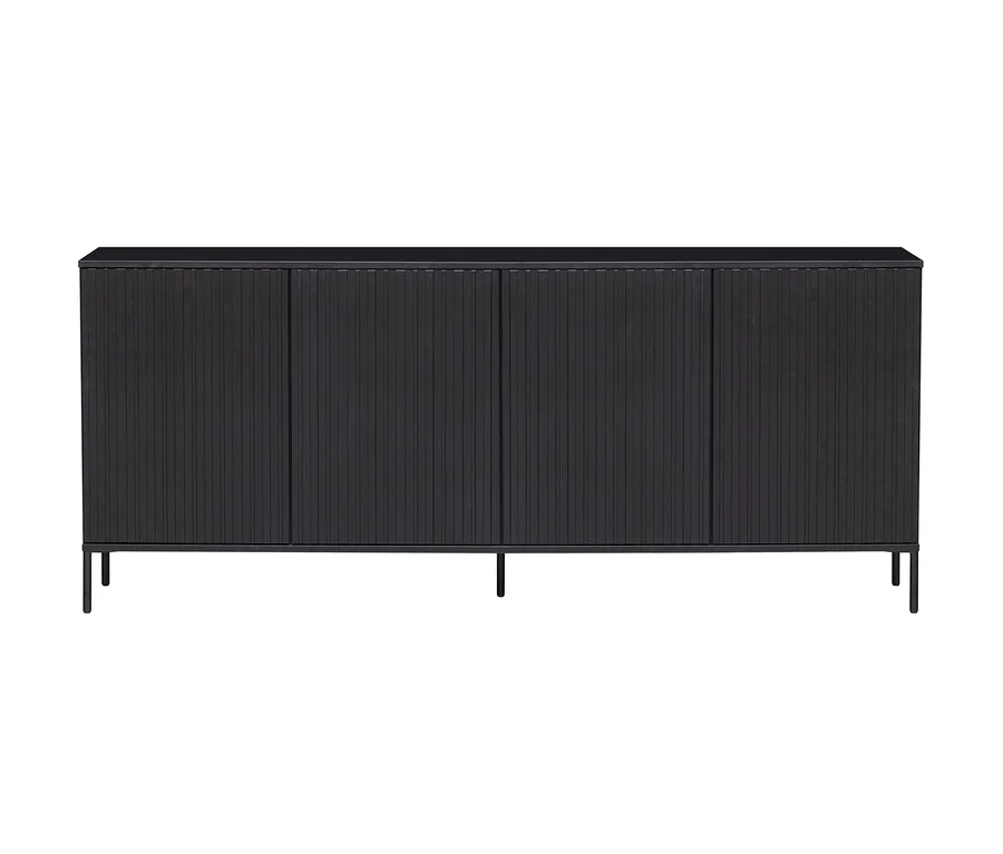 Schwarzes Sideboard mit vier Türen, die jeweils eine vertikale gerippte Textur aufweisen. Es steht auf dünnen, schwarzen Metallbeinen.