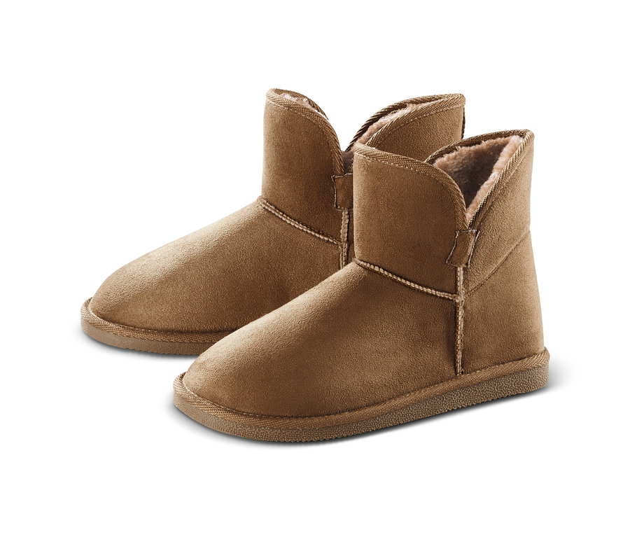 Zwei braune Boots stehen auf einem weißen Hintergrund.