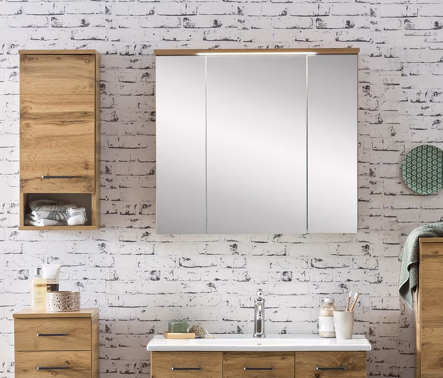 Badezimmer mit Waschtisch, Spiegelschrank »SPS 800.1 Nora«, Highboard »HB 300 Nora«, Hängeschrank »O 300 Nora«, Schrank »U 300 Nora«, Waschtisch mit Waschbecken »WT 850 Nora« und Waschbeckenunterschrank »WBU 600 Nora«.