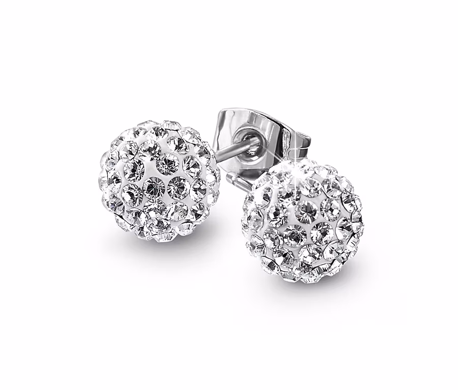 Zwei silberfarbene Ohrstecker, veredelt mit Kristallen von Swarovski®, liegen auf weißem Hintergrund.