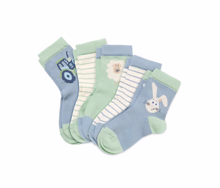 Fünf Socken liegen übereinander, mit Motiven wie einem Traktor, einem Schaf und einem Hasen.