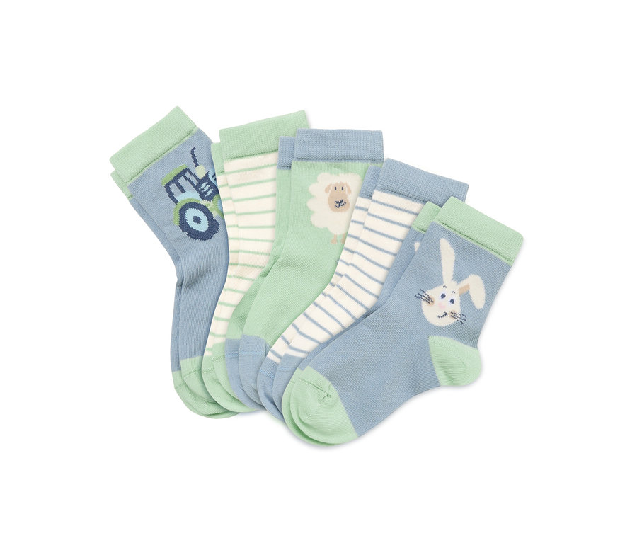 Fünf Socken liegen übereinander, mit Motiven wie einem Traktor, einem Schaf und einem Hasen.