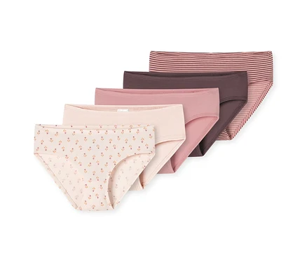 Fünf SCHIESSER Mädchen-Slips: ein beiger mit Blumenmuster, ein hellrosa, ein altrosa, ein pflaumenfarbener und ein gestreifter pinker Slip.