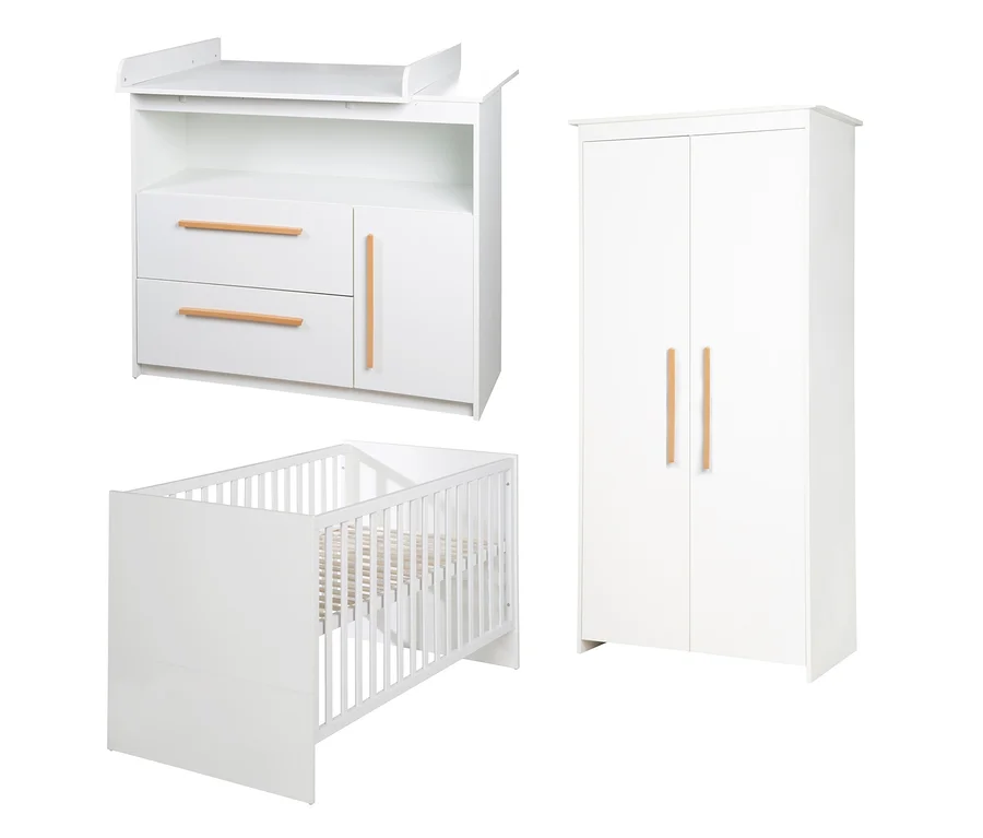 Weißes Babyzimmer-Set mit Wickelkommode mit zwei Schubladen und einem Schrank, Gitterbett und zweitürigem Kleiderschrank, alle mit hellen Holzgriffen.