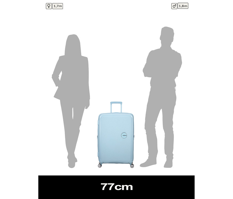 Ein großer, pastellblauer American Tourister Hartschalen-Koffer »Soundbox« Spinner, 77 cm hoch, steht zwischen den Silhouetten einer 1,7 m großen Frau und eines 1,8 m großen Mannes, um seine Größe zu veranschaulichen.