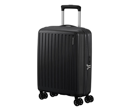 Kleiner schwarzer American Tourister Rejoy Spinner Koffer mit ausziehbarem Griff und vertikalen Rillen.