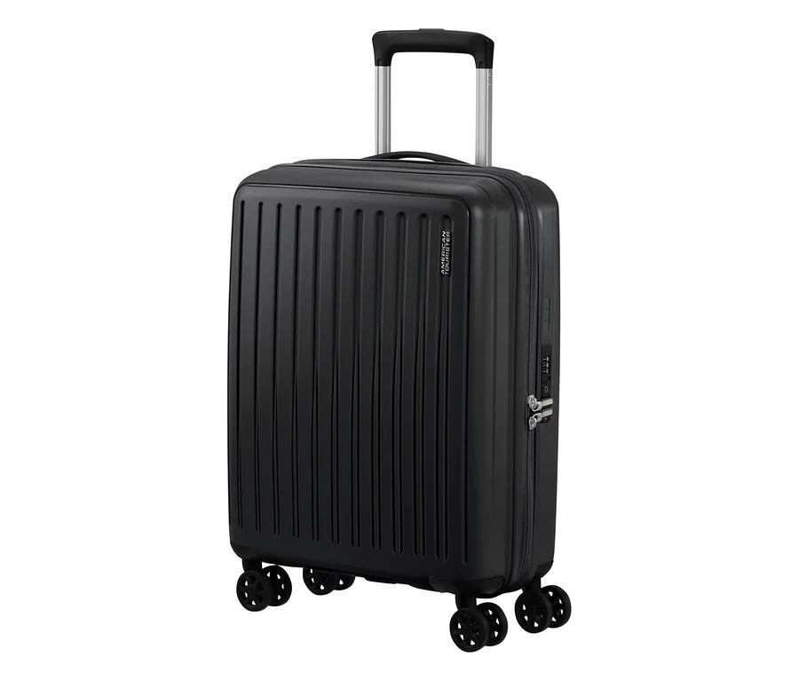 Kleiner schwarzer American Tourister Rejoy Spinner Koffer mit ausziehbarem Griff und vertikalen Rillen.