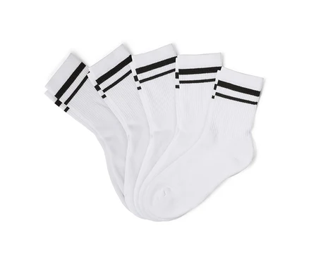 Fünf weiße Socken mit schwarzen Streifen liegen übereinander.