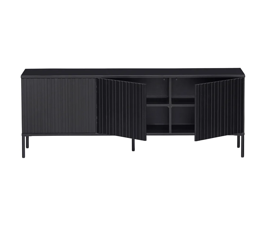 Schwarzes Sideboard mit geriffelten Türen, die äußeren Türen sind geschlossen, die inneren offen und zeigen vier quadratische Fächer, auf dünnen schwarzen Beinen stehend.