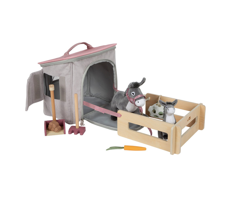 small foot Spielset Esel mit Stall: grauer Stoffstall mit rosa Dach, zwei Plüschesel, Holzzaun, Schaufel, Rechen und Karotte. Der größere Esel ist teilweise im Stall, der kleinere im Zaun.