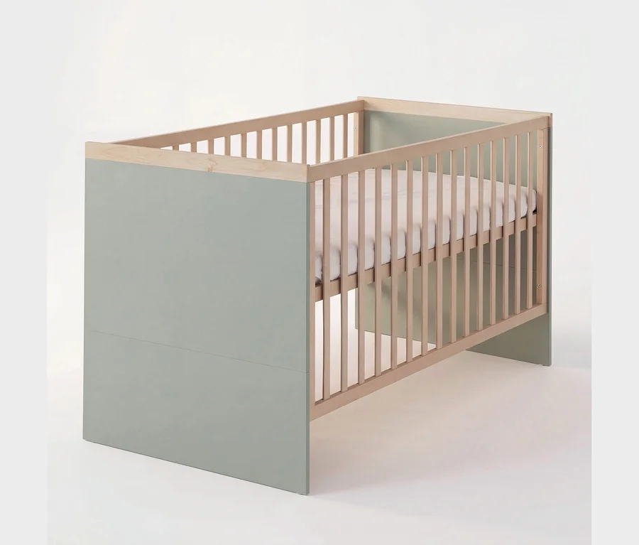 Babybett aus dem Roba 3-teiligen Kinderzimmer-Set »Selva« in Reed Green und Virginia Chestnut, mit hellgrünen Seiten und Holzgitterstäben.