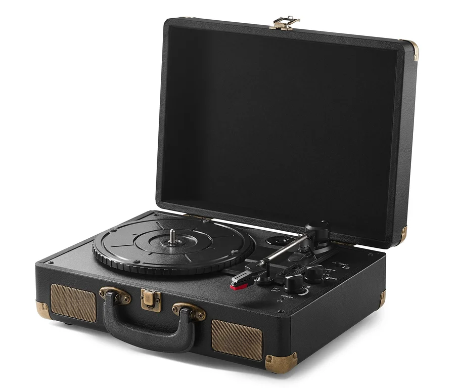 Ein geöffneter, tragbarer Retro-Plattenspieler mit Bluetooth®-Funktion in Schwarz steht bereit zur Verwendung.