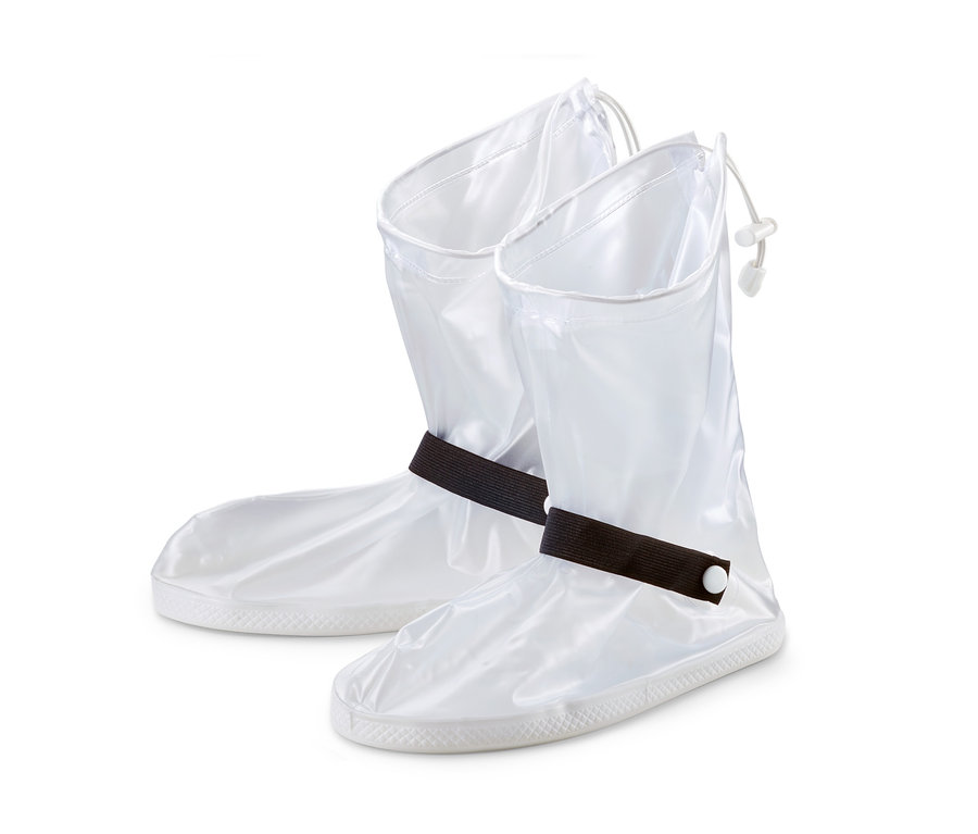 Zwei Regen-Überziehschuhe.