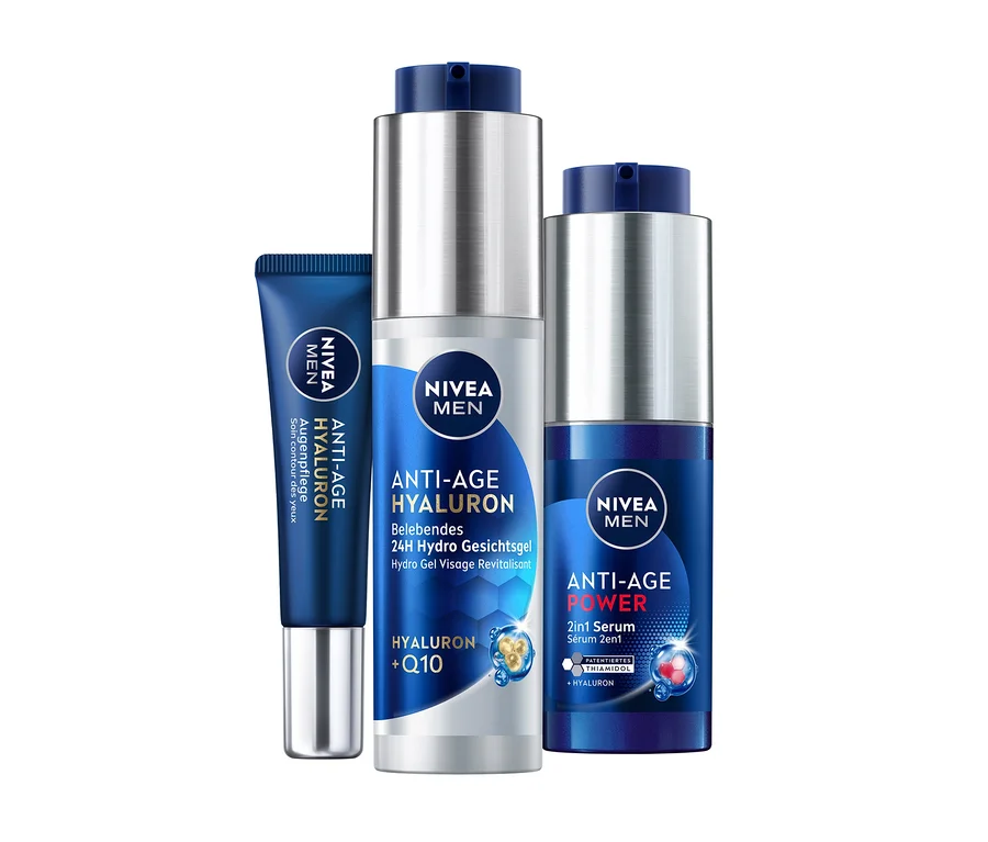 Drei Nivea Men Anti-Age Produkte auf weißem Hintergrund: eine blaue Tube Hyaluron Augenpflege, eine weiß-blaue Pumpflasche Hyaluron 24H Hydro Gesichtsgel mit Q10 und eine dunkelblaue Pumpflasche Anti-Age Power 2in1 Serum mit Thiamidol und Hyaluron.