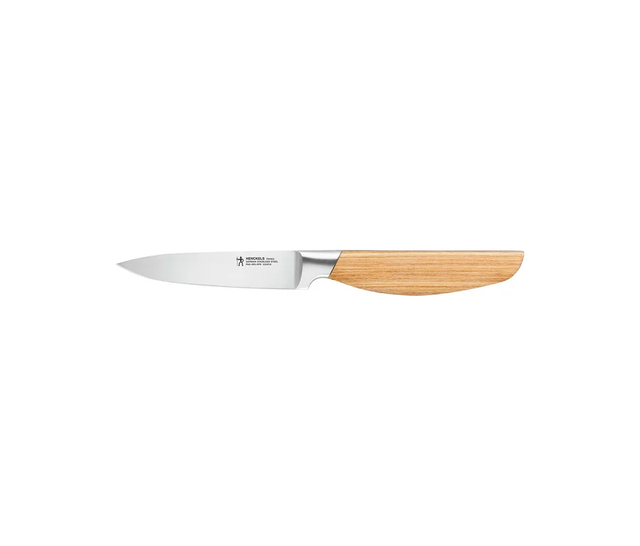 Ein Henckels by ZWILLING Pakka Messer mit silberner Klinge und hellbraunem Holzgriff, horizontal liegend.