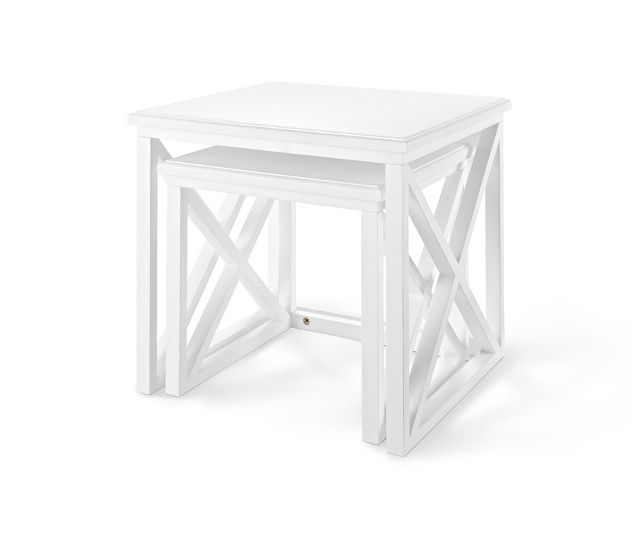 Zwei weiße Beistelltische, einer im anderen.