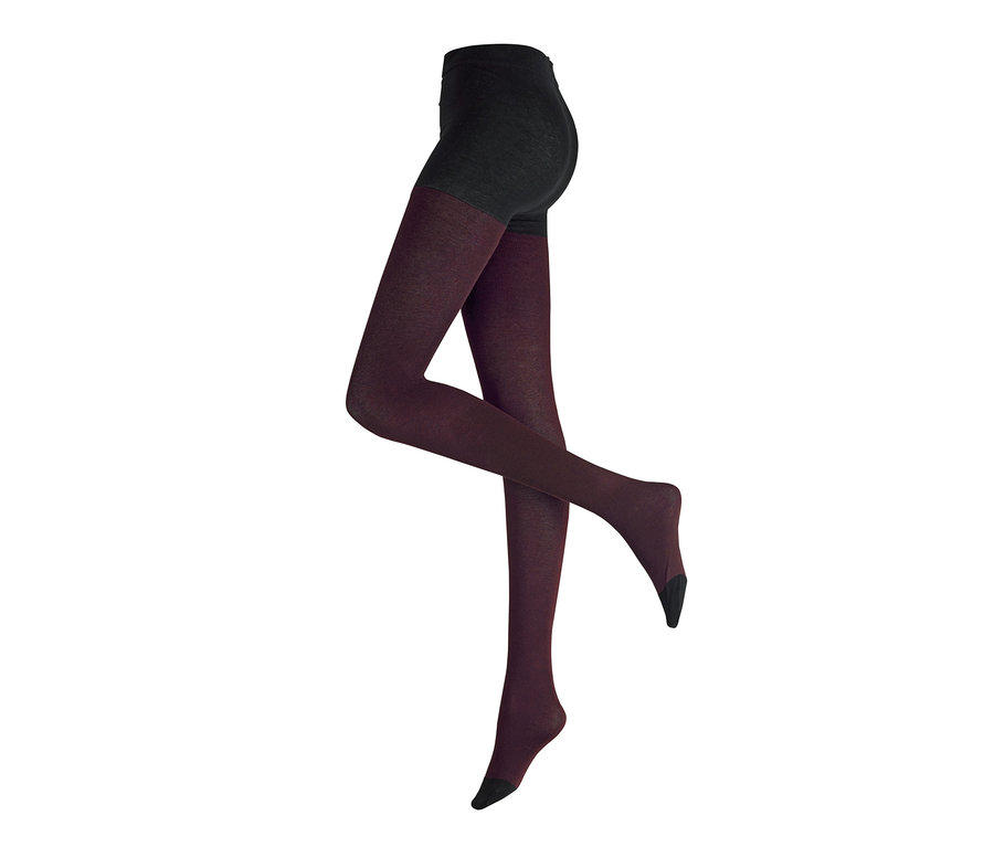 Beine in einer Struktur-Strumpfhose.