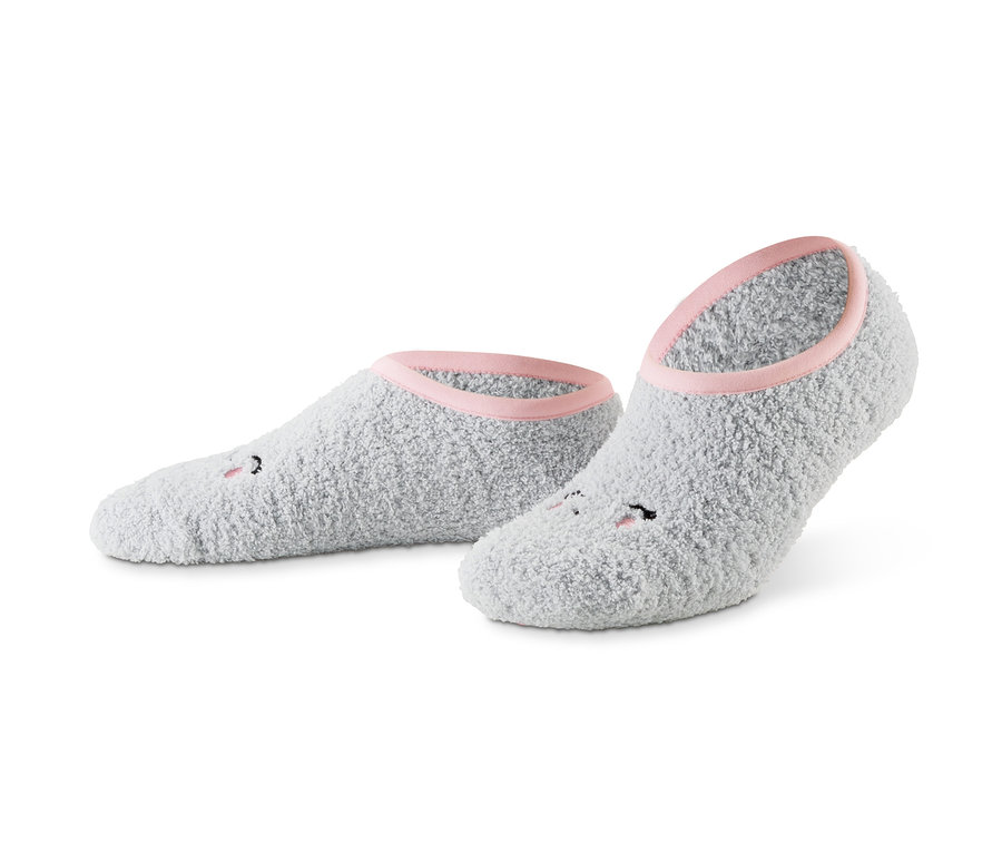 Zwei Paar graue Hausschuh-Socken mit rosa Rand und aufgenähtem Gesicht.