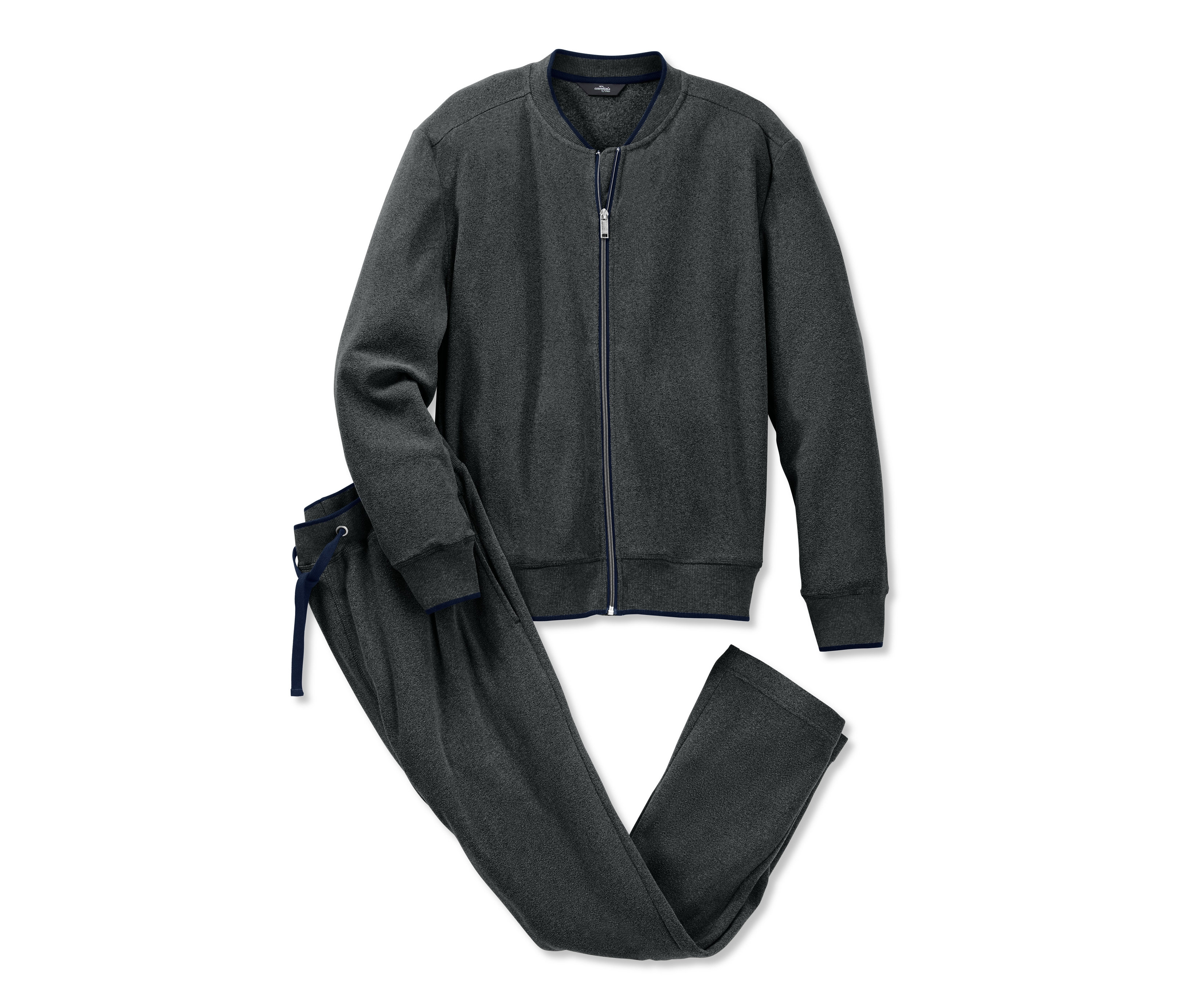 Ein grauer Fleece-Hausanzug mit Reissverschlussjacke und Hose.