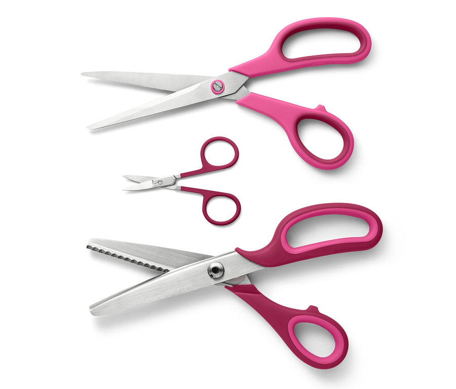 Ein Stoffscheren-Set mit drei Scheren mit pinkfarbenen Griffen auf weißem Hintergrund.