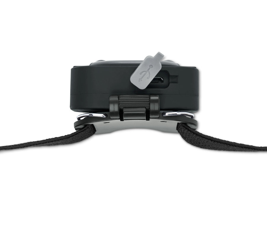 Detailaufnahme einer schwarzen LED-Stirnlampe mit USB-Anschluss.