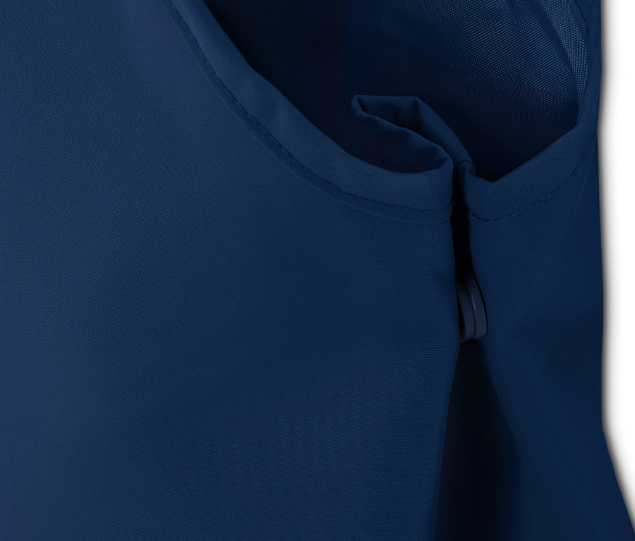 Detailaufnahme einer blauen Regenhose.