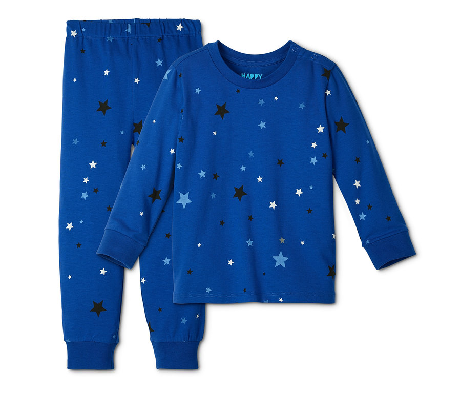 Blauer Pyjama mit Sternen.