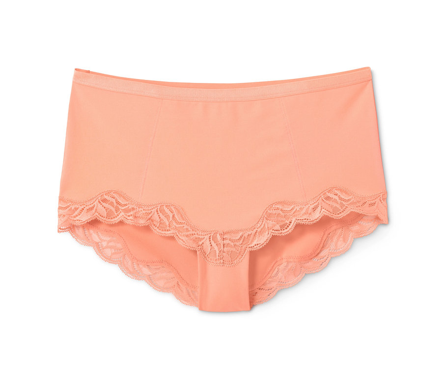 Pfirsichfarbener Bodyforming-Slip mit Spitze liegt auf einem weißen Hintergrund.