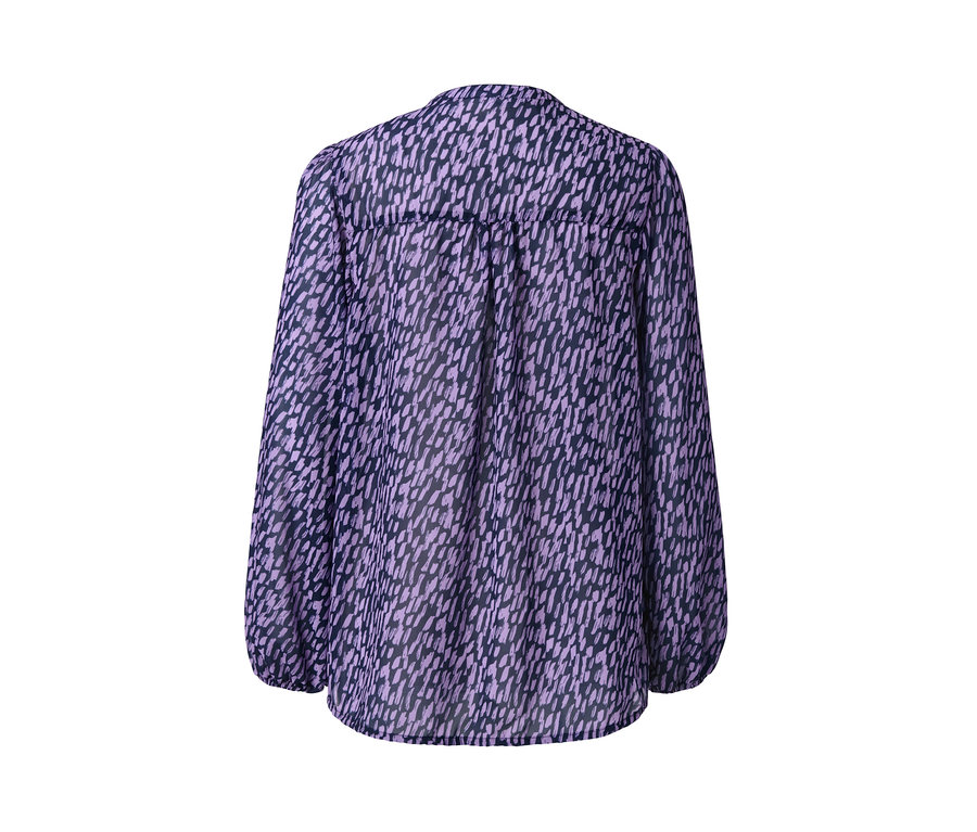 Detailansicht der Rückseite einer Bluse mit Print.