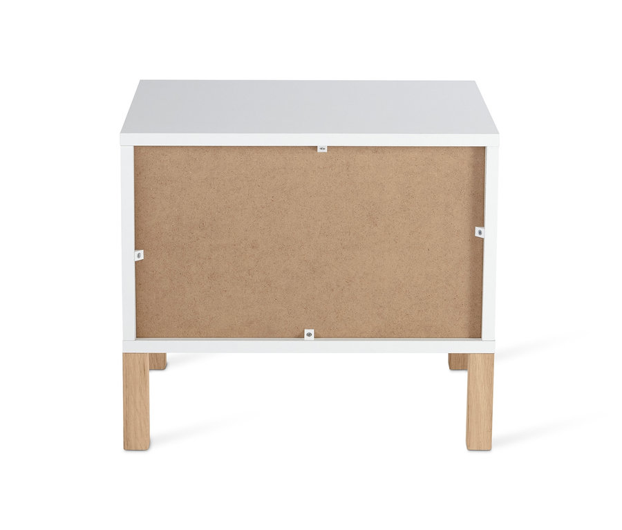 Detail der Rückseite eines weißen Nachttischs »Eklund« mit Schublade.