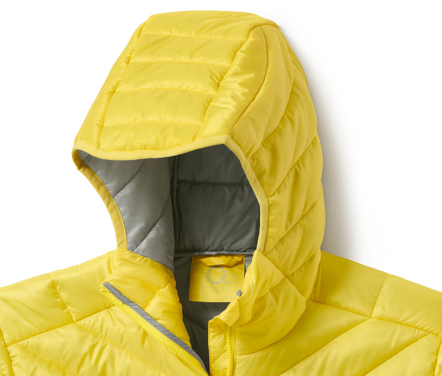 Detailaufnahme einer gelben Steppjacke mit Kapuze.