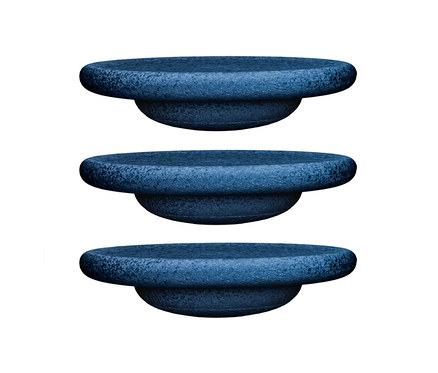 Drei dunkelblaue COLORS Stapelsteine »Balance Board 3« aufeinander gestapelt.