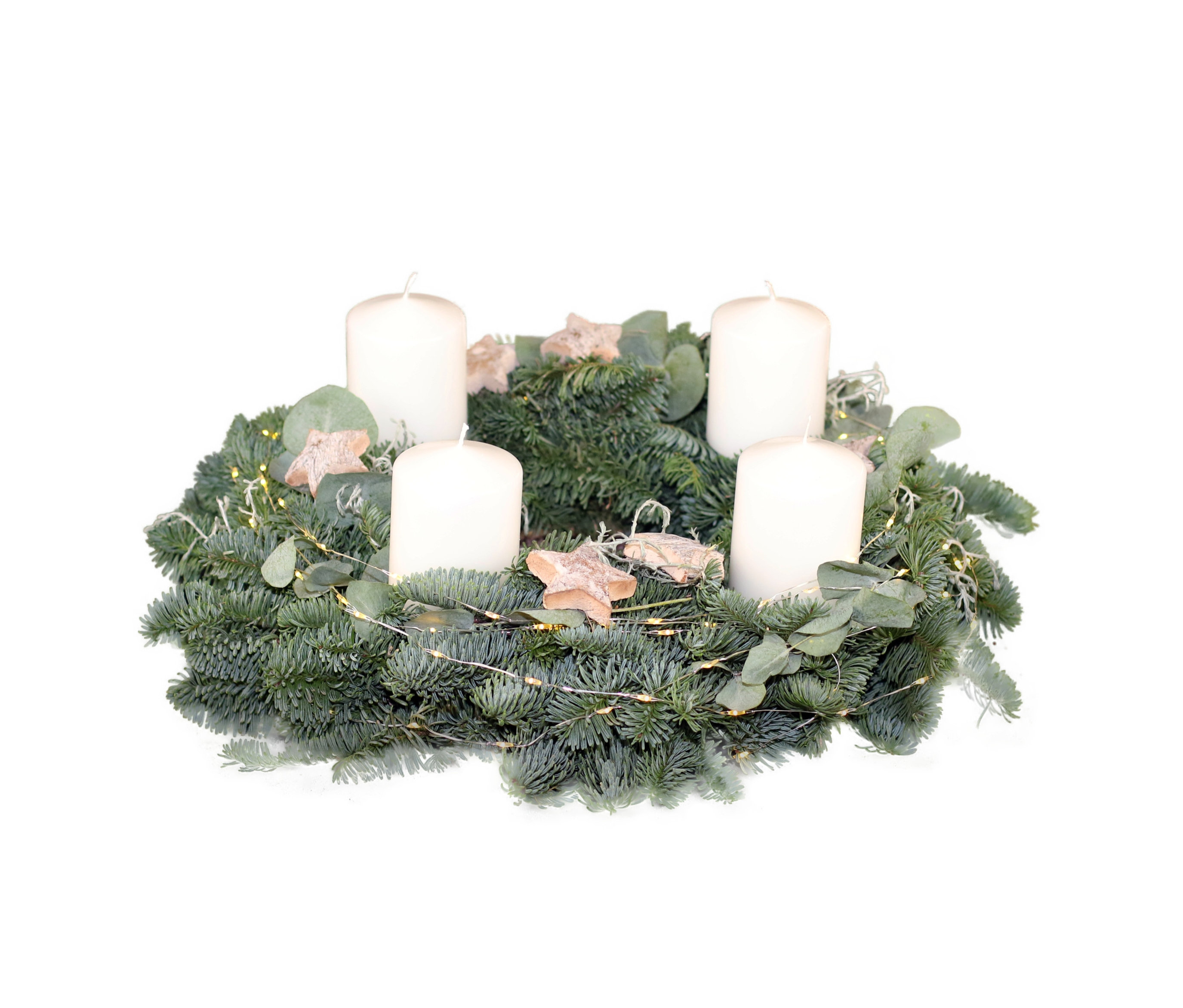 Weißer Adventskranz mit Lichterkette, Ø ca. 35 cm, mit vier weißen Kerzen und Holzsternen.