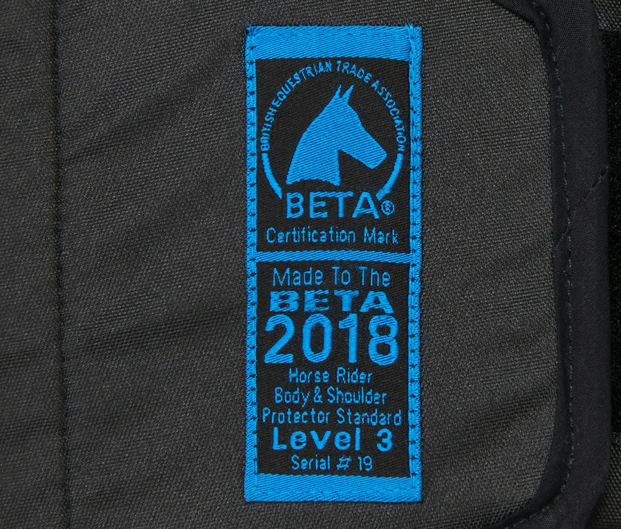 Detailaufnahme des Etiketts der USG Kinder-Reit-Sicherheitsweste »Eco Flexi«.