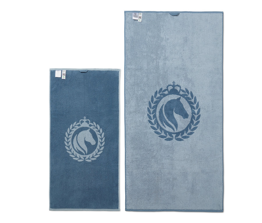 Zwei blaue Handtuch-Sets mit Pferdemotiv.