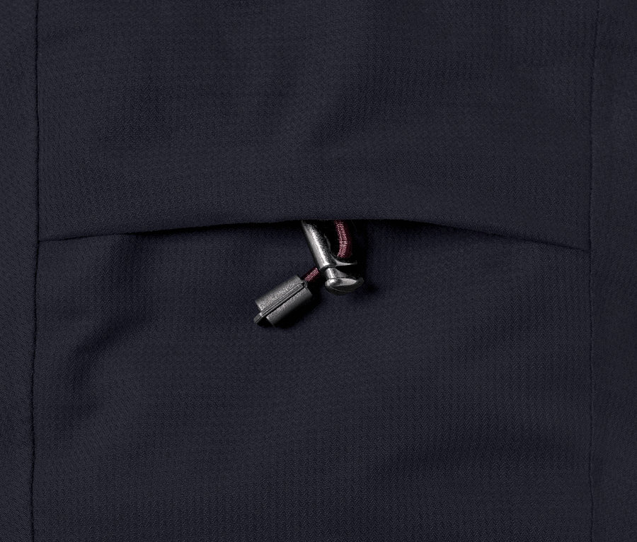 Detailansicht eines blauen Thermo-Mantels mit Kordelzug an der Tasche.