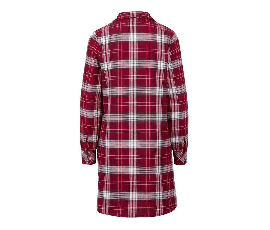 Detailaufnahme eines Flanell-Nachthemd-Sets mit Karomuster.