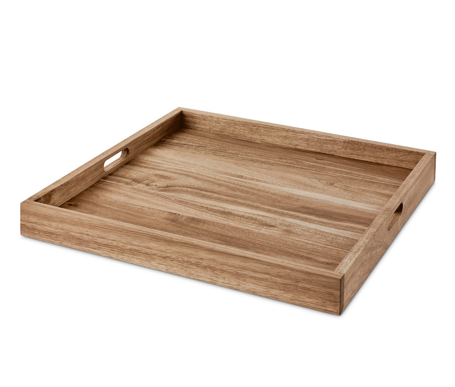 Ein braunes XL-Tablett aus Holz mit Griffen auf weißem Hintergrund.